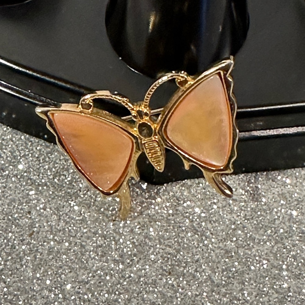 BEAUTIFUL MOTHE OF PEARL BUTTERFLY BROOCH.